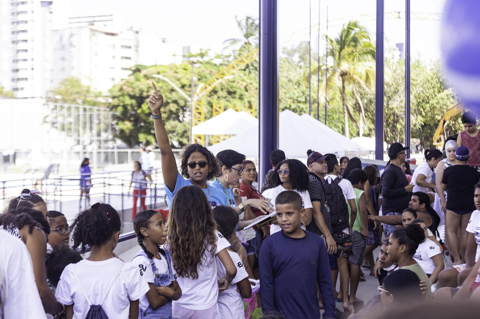Etiene junto às crianças no Festival IEM, no Santos Dumont, em Recife