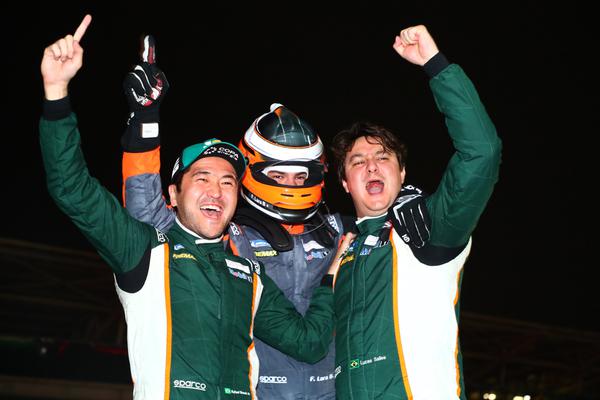 Rafael Suzuki, Fran Lara e Lucas Salles terminaram em terceiro (Luca Bassani/Porsche Cup Brasil)
