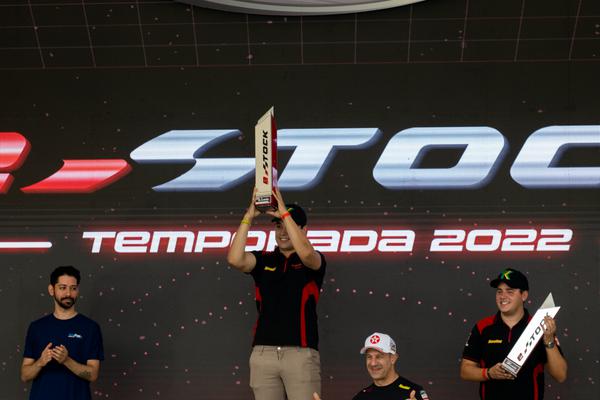 Troféu dos campeões da E-Stock foi entregue por Tony Kanaan (Duda Bairros/Stock Car)