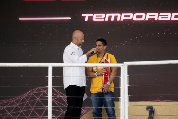 Campeão da Virtual Am, Felipe Pascoal comemorou a conquista em São Paulo (Duda Bairros/Stock Car)