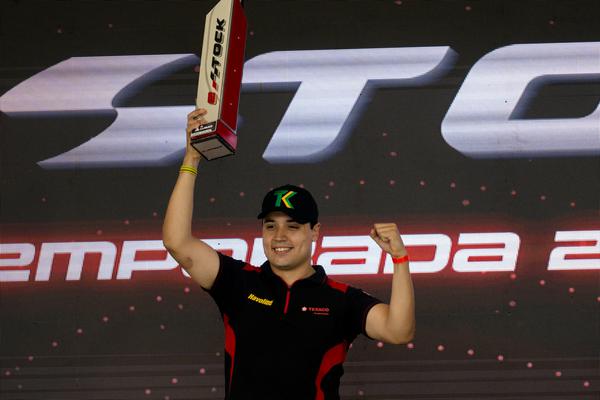 Gustavo Ariel levantou troféu de campeão da Virtual Pro no pódio em Interlagos (Duda Bairros/Stock Car)