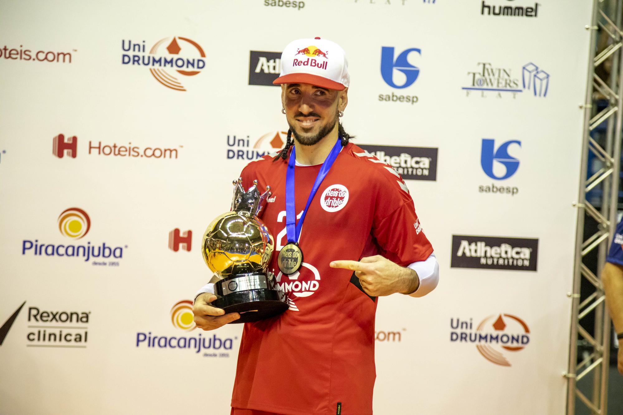 Sean Garnier e o troféu conquistado em 2019