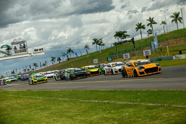 Estiveram no grid 24 carros e 34 pilotos competindo sozinhos ou em duplas (Luciano Santos / SiGCom)