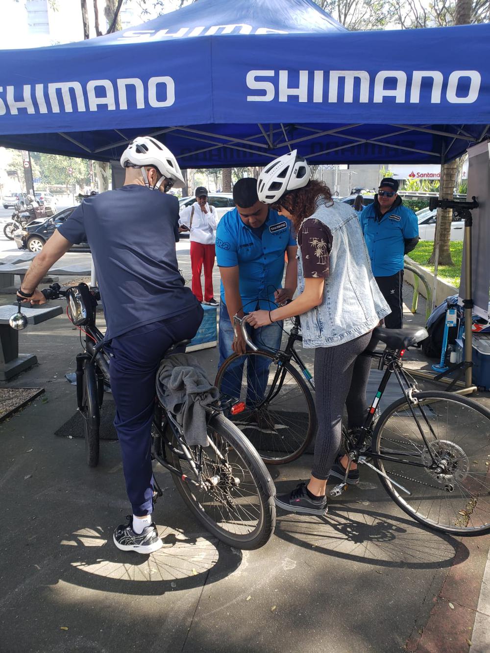 Apoio aos ciclistas na praça Oswaldo Cruz e na Praça do Ciclista