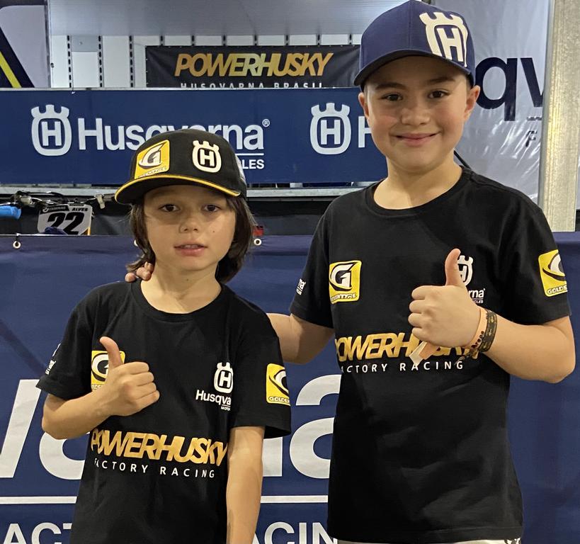 Husqvarna aposta no futuro do motociclismo: Pietro (8 anos) e Heitor (10 anos) (MSuzuki Comunicação)