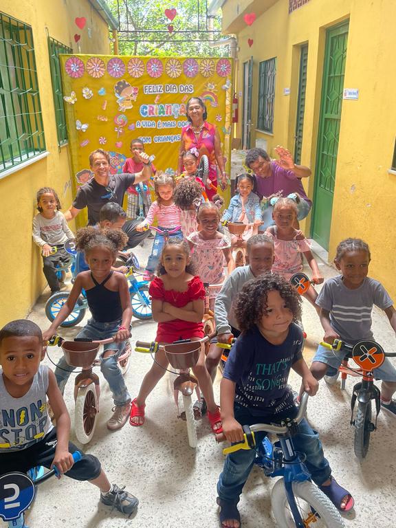 Crianças brincaram com as bikes
