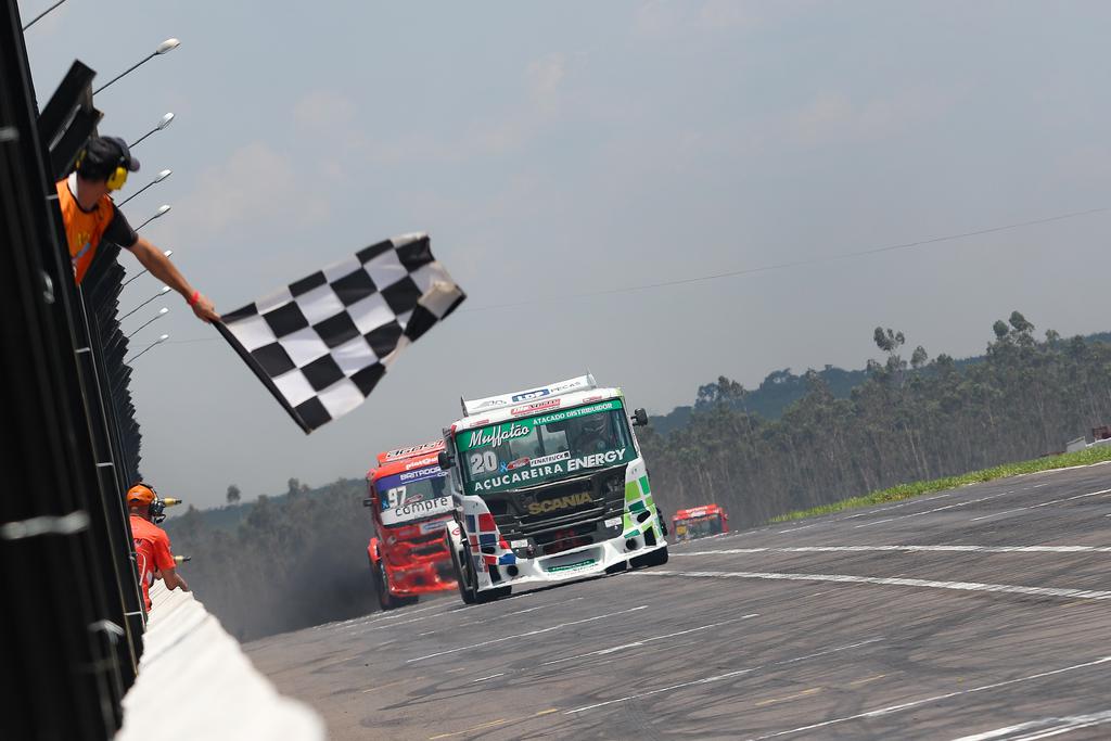 Pedro Muffato venceu de ponta a ponta a penúltima etapa da Fórmula Truck