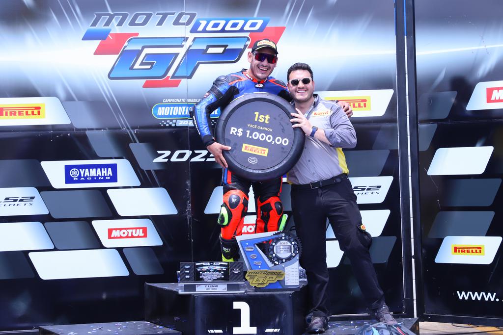 Gandola recebendo o prêmio pela vitória no GP Pirelli