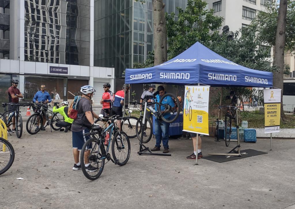 No Maio Amarelo apoio aos ciclistas na avenida Paulista (SP)