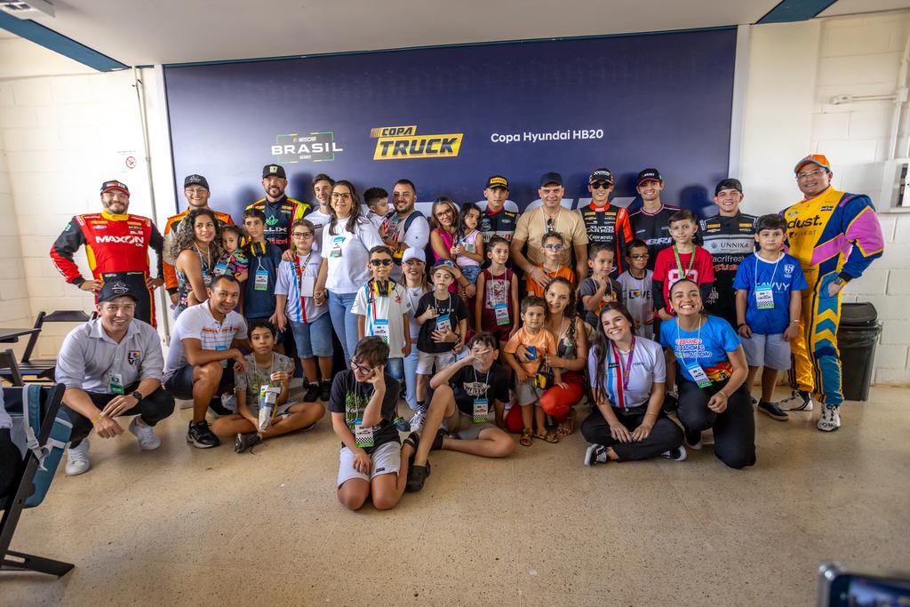 Pilotos com as crianças do projeto inclusão da NASCAR Brasil e Instituto IGUAIS (Foto: Rodrigo Guimarães/SiGCom)