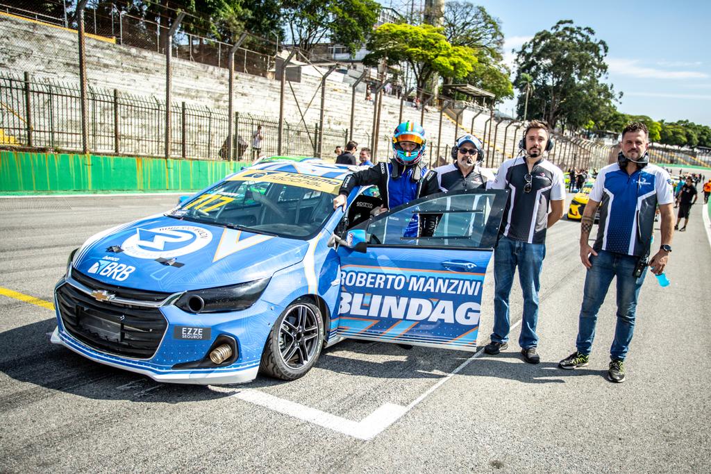 Victor Manzini e o time da Equipe RMCP em Interlagos (Ricardo Saibro)